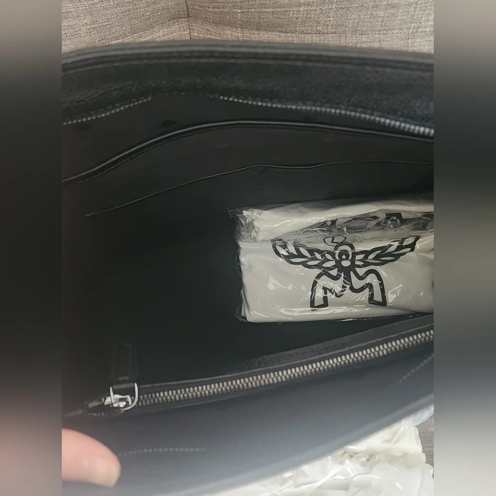 $1250 Brand New MCM Markus Leather Men Medium Shoulder Bag Black